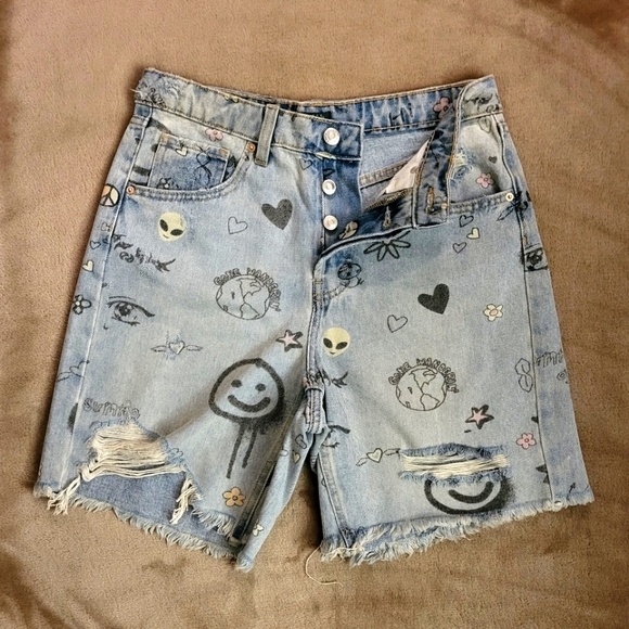 High‎ Rise Bermuda Shorts - Picture 2 of 11